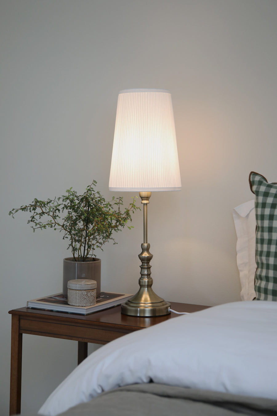 Lampe à poser Noble blanc cassé et laiton vieilli