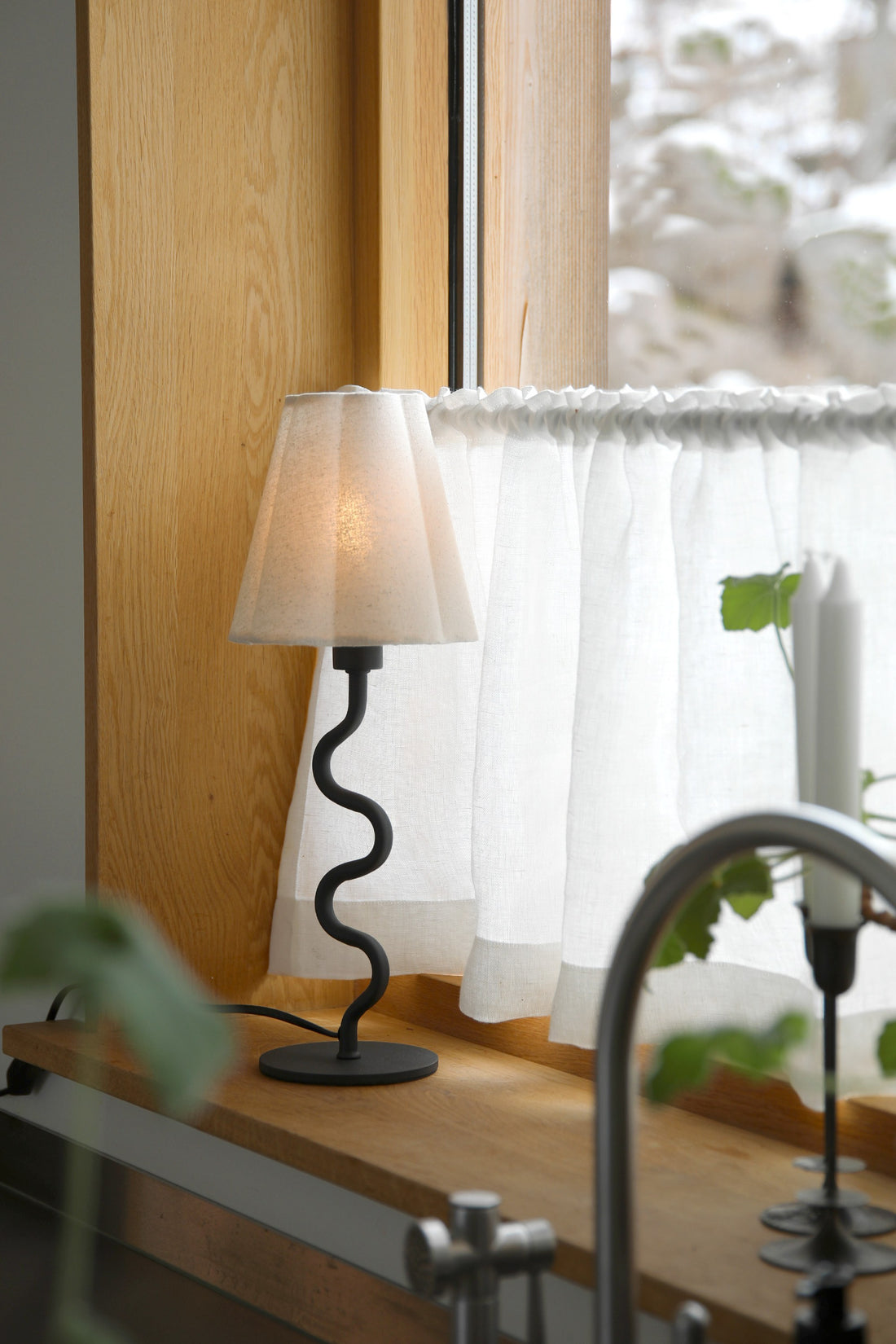Lampe à poser Veya noire et beige, abat-jour en lin