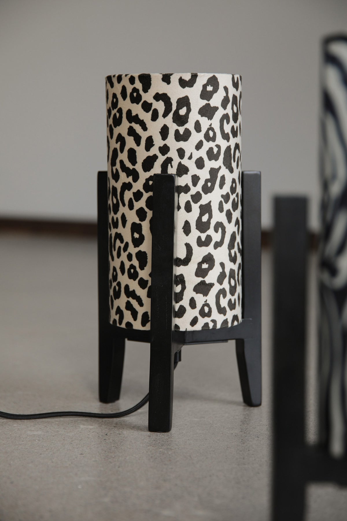 Lampe à poser Eruca motif léopard en pin noir et marron