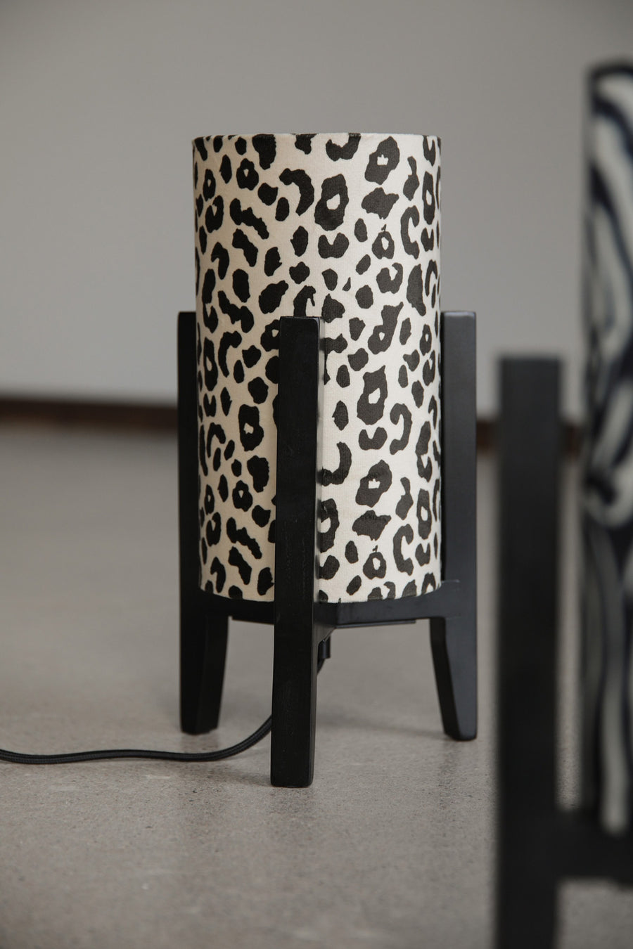 Lampe à poser Eruca motif léopard en pin noir et marron