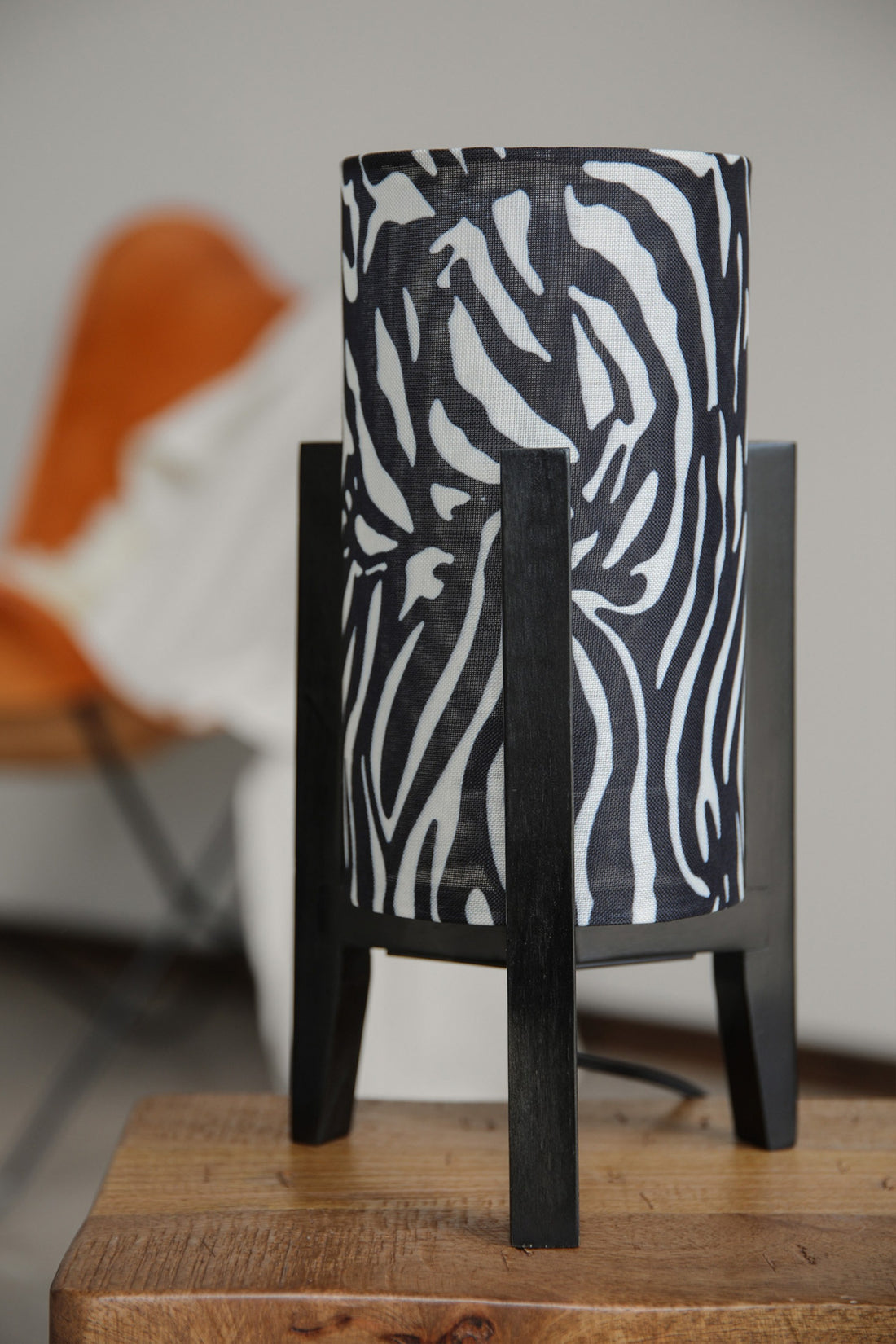 Lampe à poser Eruca motif zèbre noire et blanche