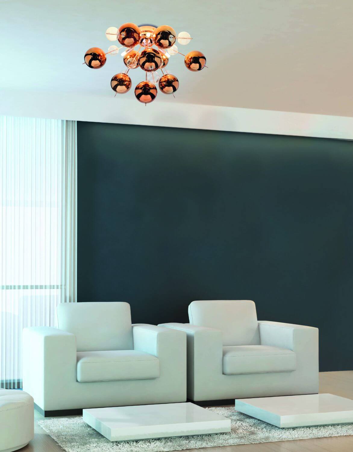 Mise en ambiance du plafonnier cuivré au-dessus de fauteuils blancs et mur anthracite