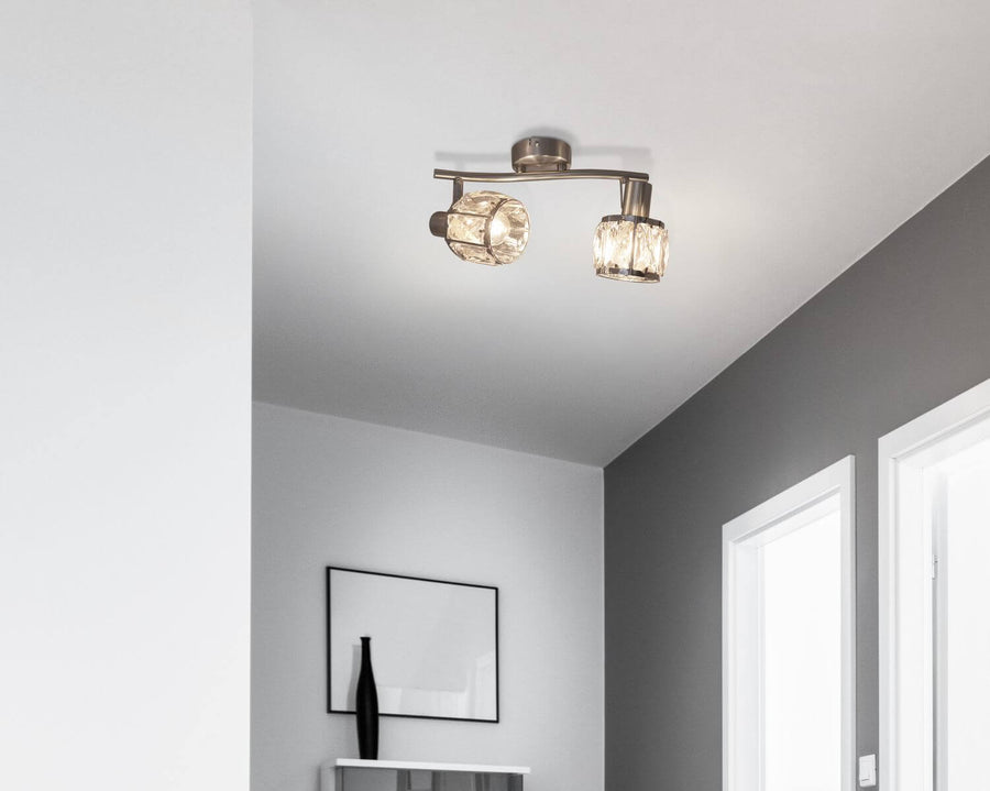 Vue en plongée du plafonnier installé, diffuseurs cristal éclairés dans entrée