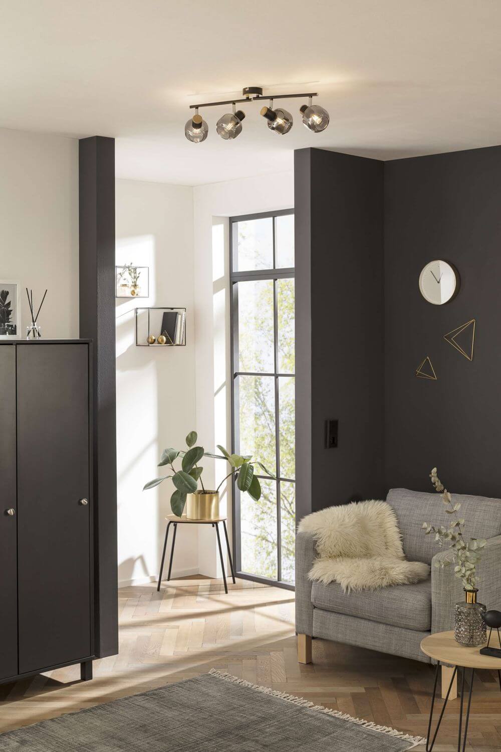 Mise en ambiance dans un séjour contemporain aux murs anthracite et blancs