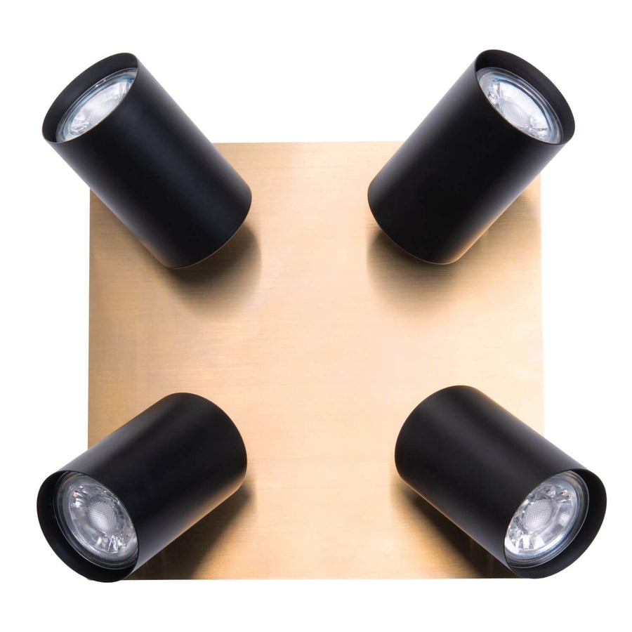 Vue de dessous du plafonnier carré doré avec quatre projecteurs cylindriques noirs orientables