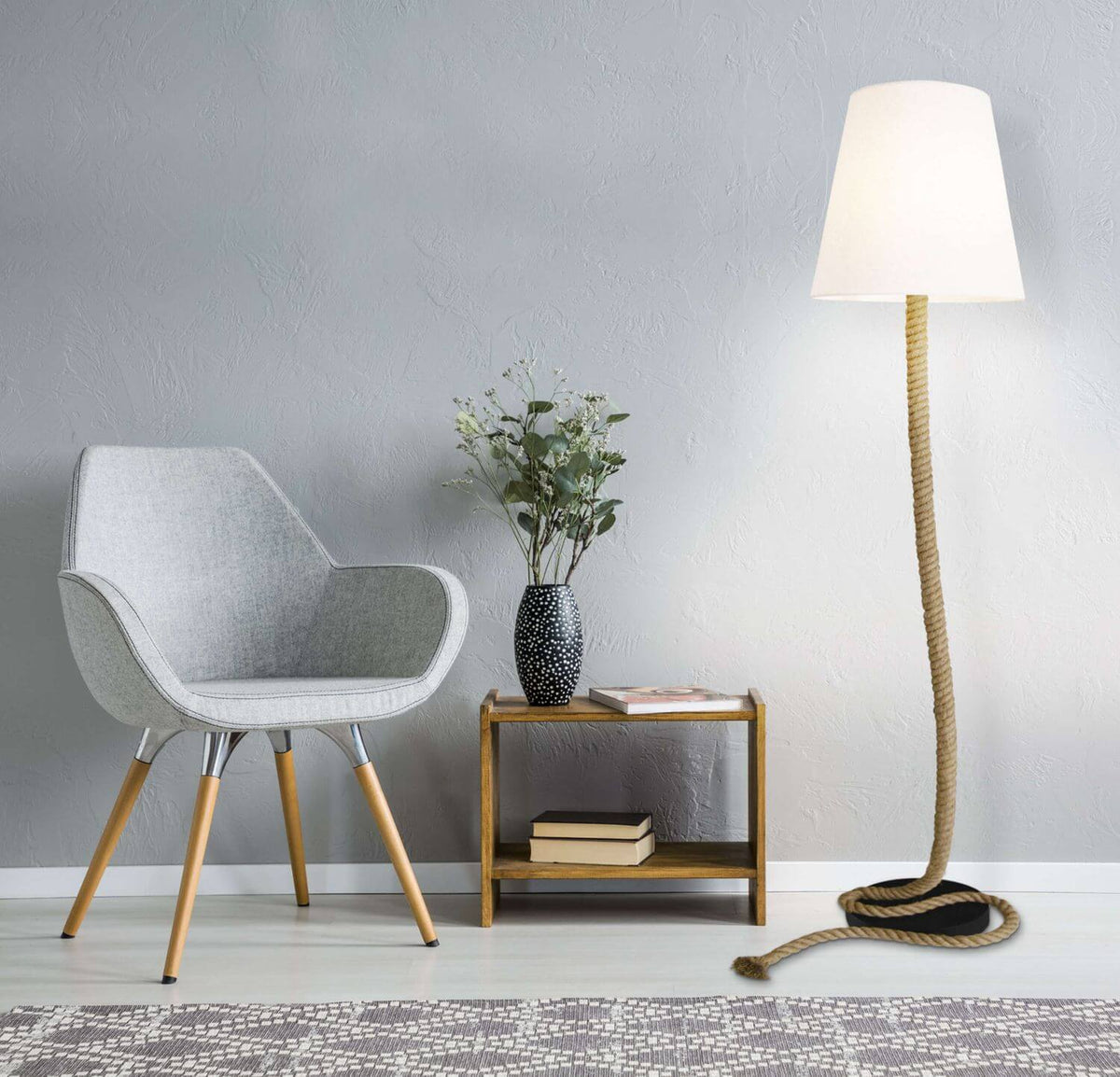 Mise en ambiance salon gris, fauteuil tissu, table basse et vase fleuri