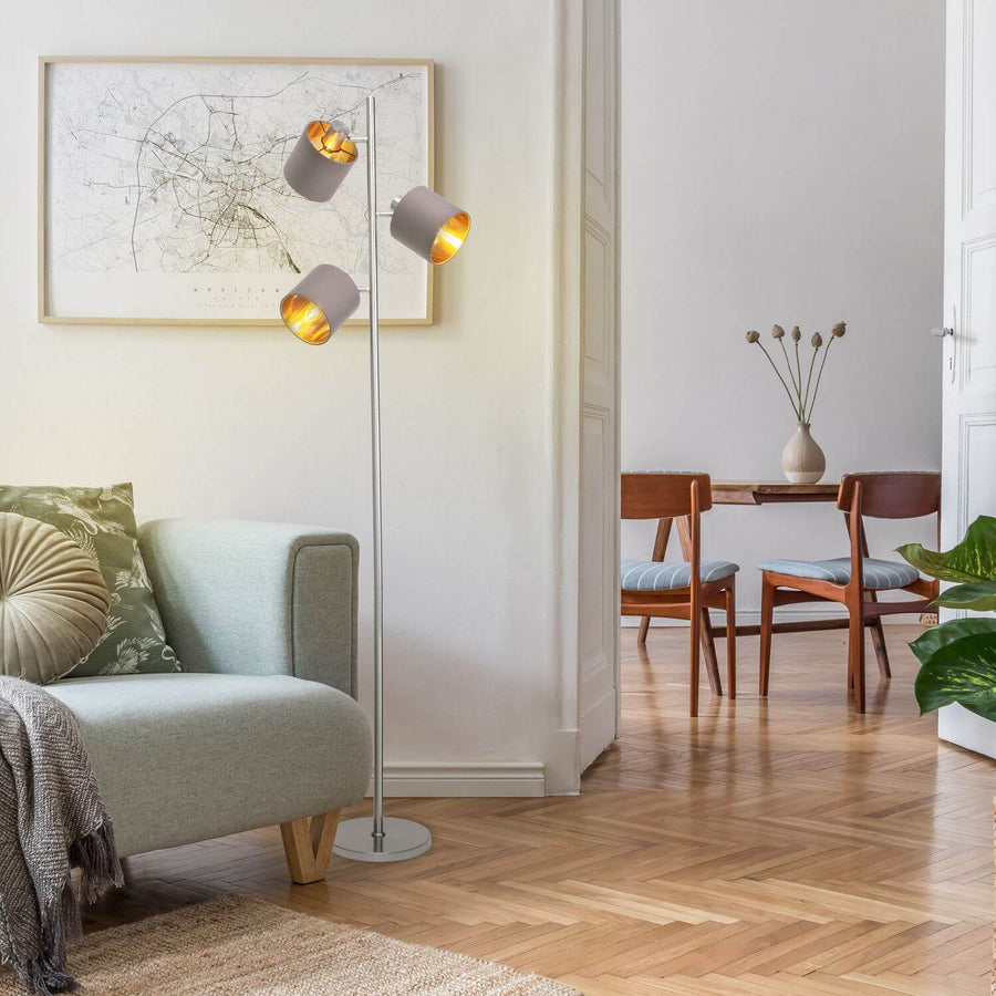Lampadaire en situation dans un salon contemporain, près d'un canapé vert et d'une table