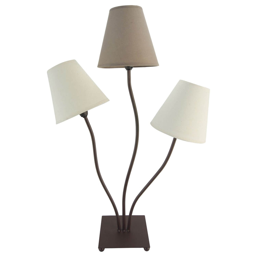 Lampe à poser trois abat-jours coniques tissu beige et blanc, vue de face sur fond blanc.