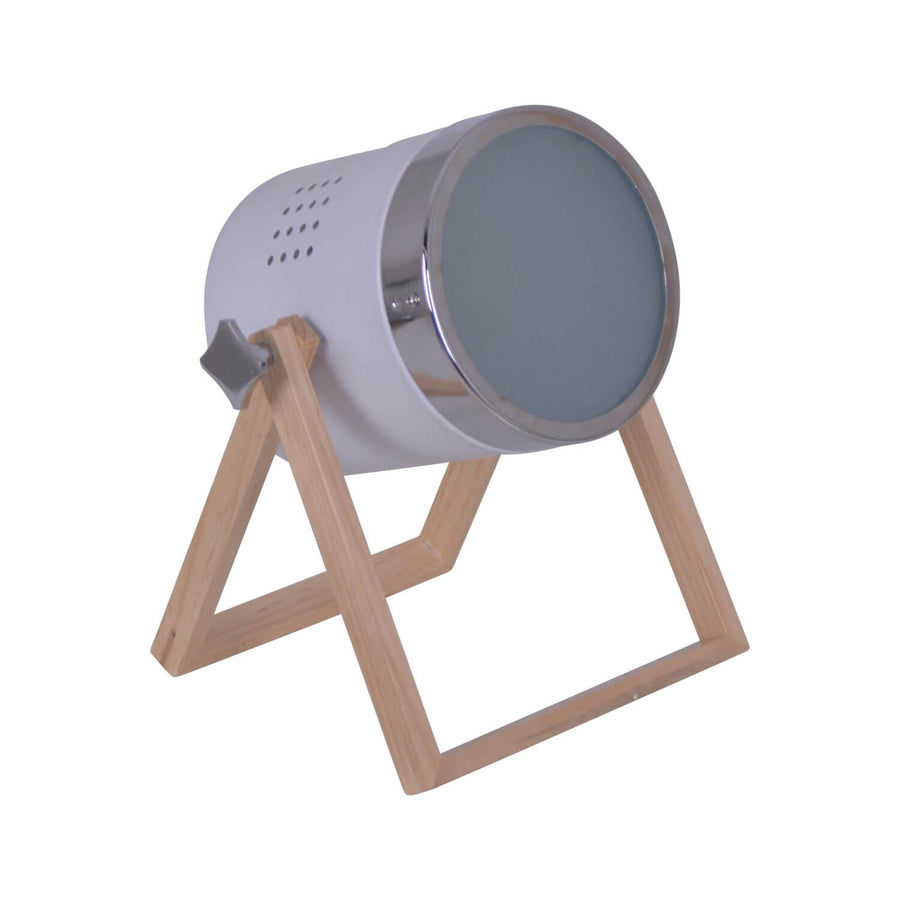 Vue de trois quarts sur fond blanc, projecteur cylindrique blanc sur trépied en bois clair
