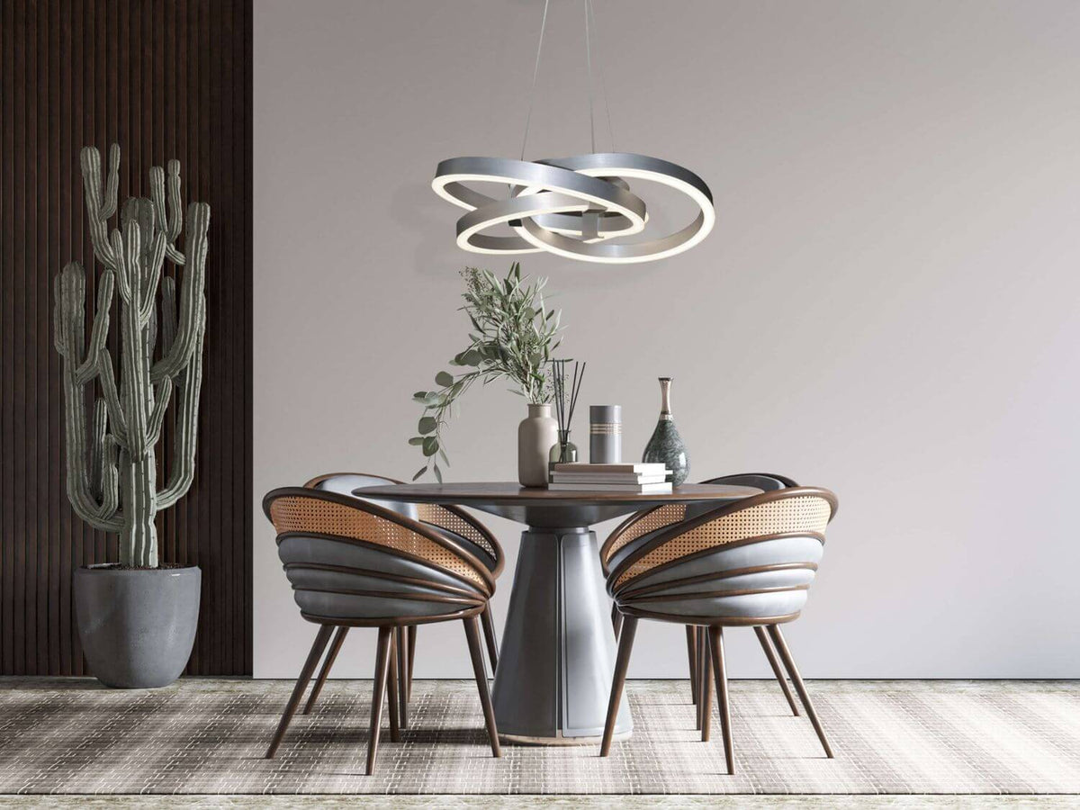 Luminaire suspendu au-dessus d'une table ronde, intérieur design avec cactus et cannage.