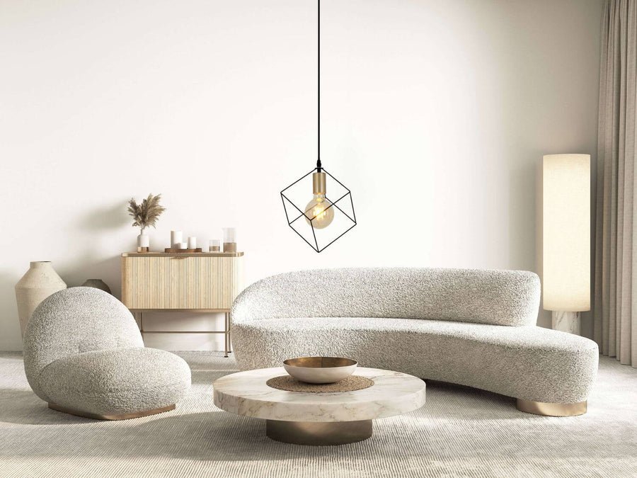 Suspension géométrique noire suspendue dans un salon clair au canapé beige bouclé
