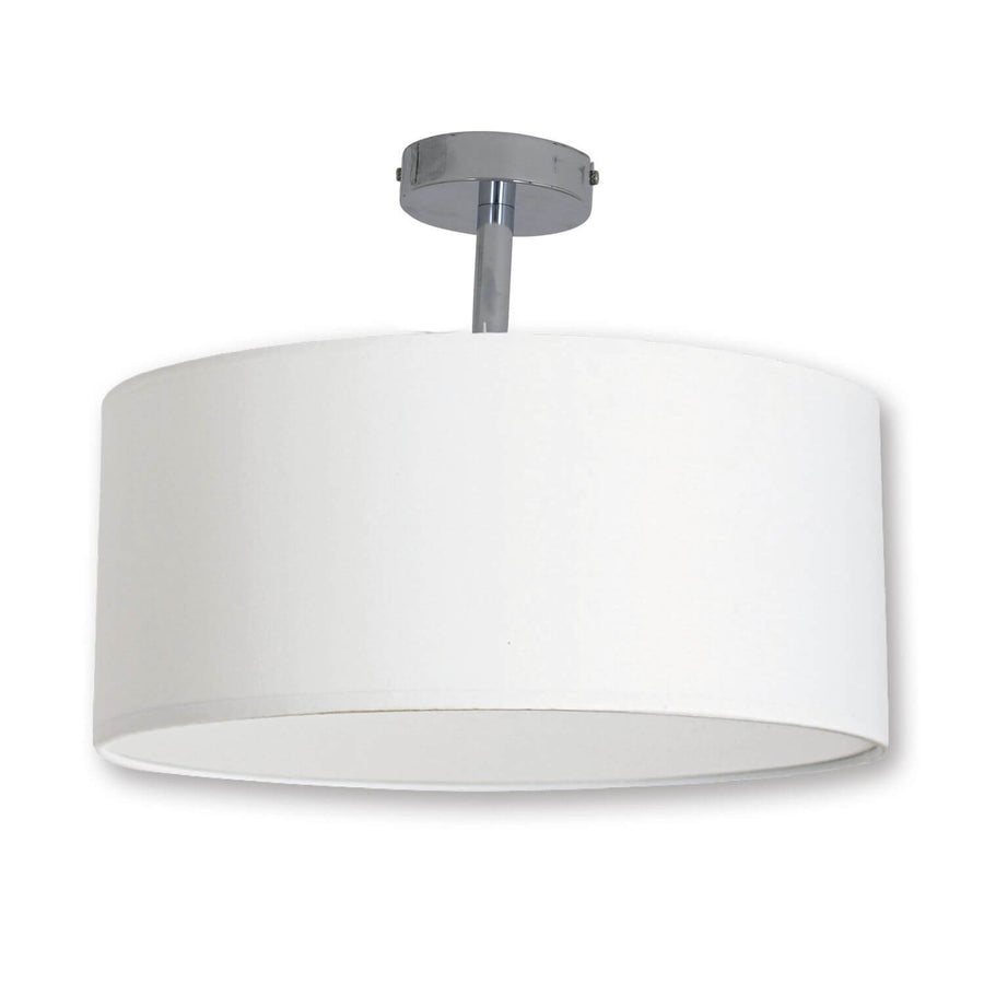 Plafonnier blanc sur fond neutre, abat-jour cylindrique en tissu et tige chromée