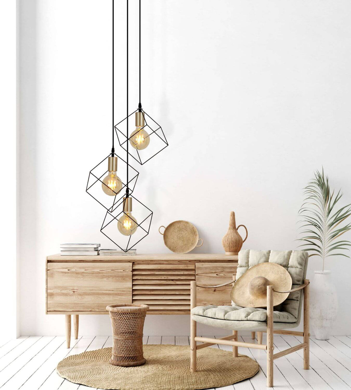 Suspension noire installée devant un meuble en bois, fauteuil et tapis en fibres naturelles.
