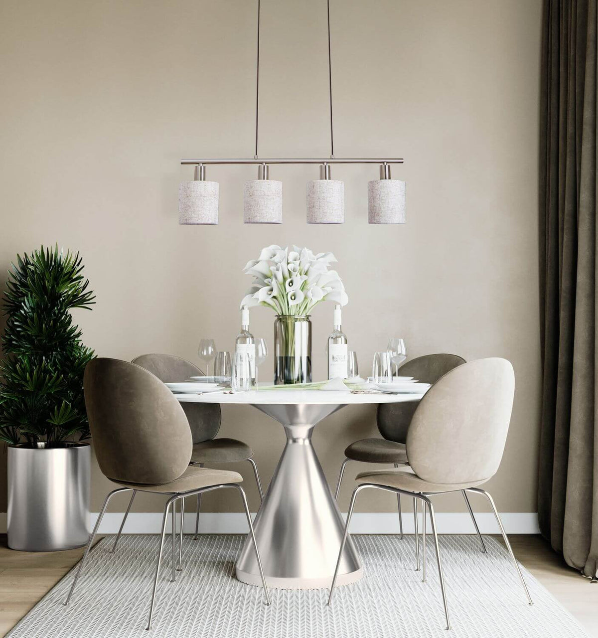 Mise en ambiance au-dessus d'une table de salle à manger ronde avec chaises et fleurs blanches.