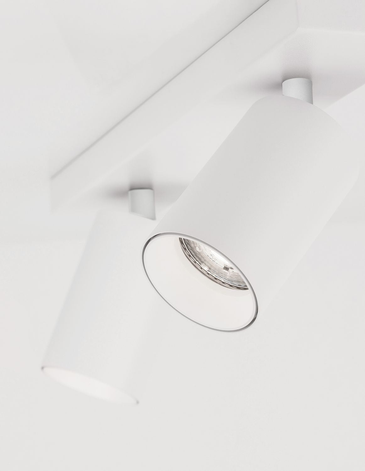 Gros plan sur la lentille et le réflecteur d'une tête de projecteur blanc