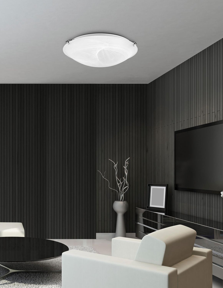Plafonnier rond en verre opalin blanc installé au plafond d'un salon aux murs noirs