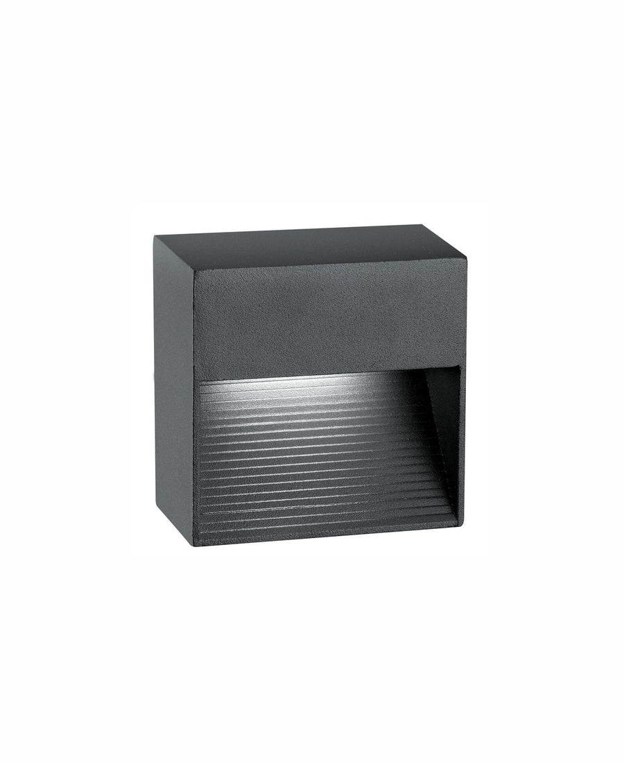 Vue de trois quarts du luminaire gris anthracite avec diffuseur strié et capot carré.