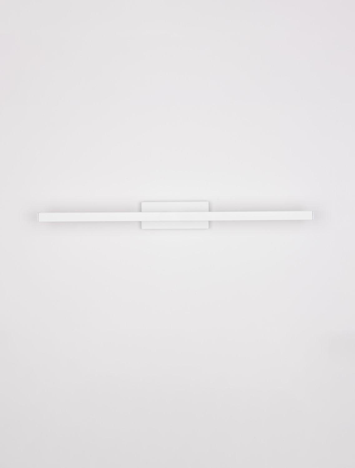 Vue frontale sur fond gris clair, long diffuseur blanc uniforme et sobre