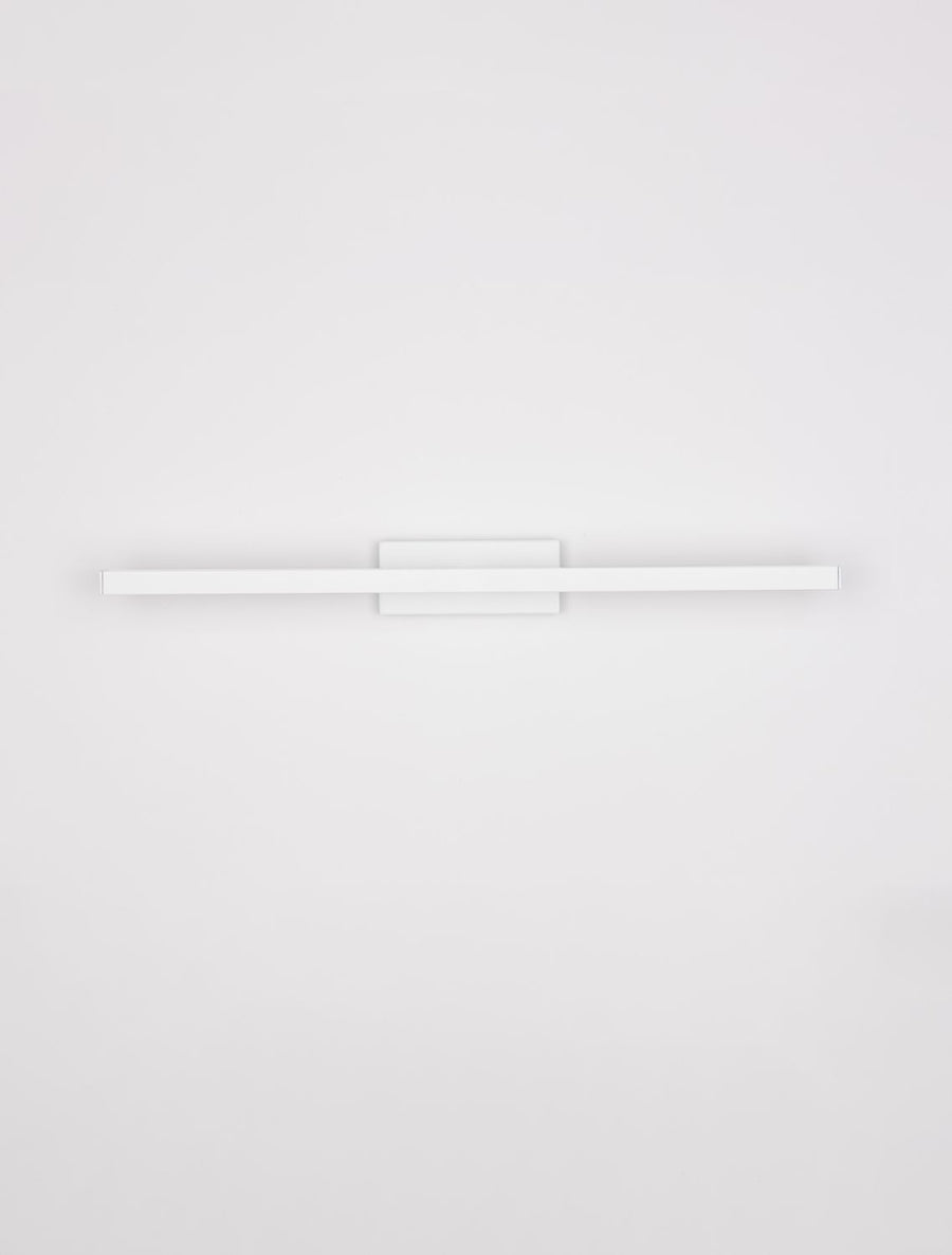 Vue frontale sur fond gris clair, long diffuseur blanc uniforme et sobre