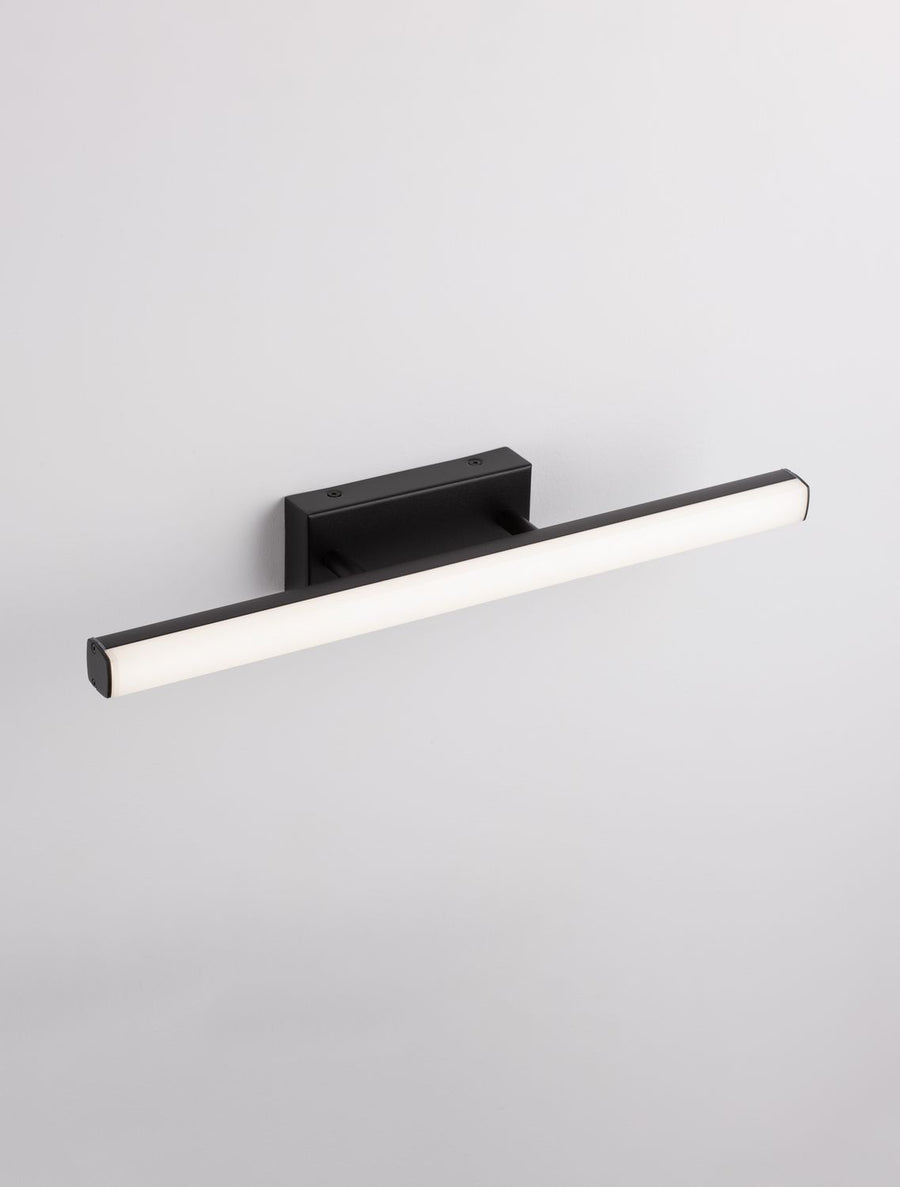 Autre angle du luminaire mural fixé sur un mur blanc uni