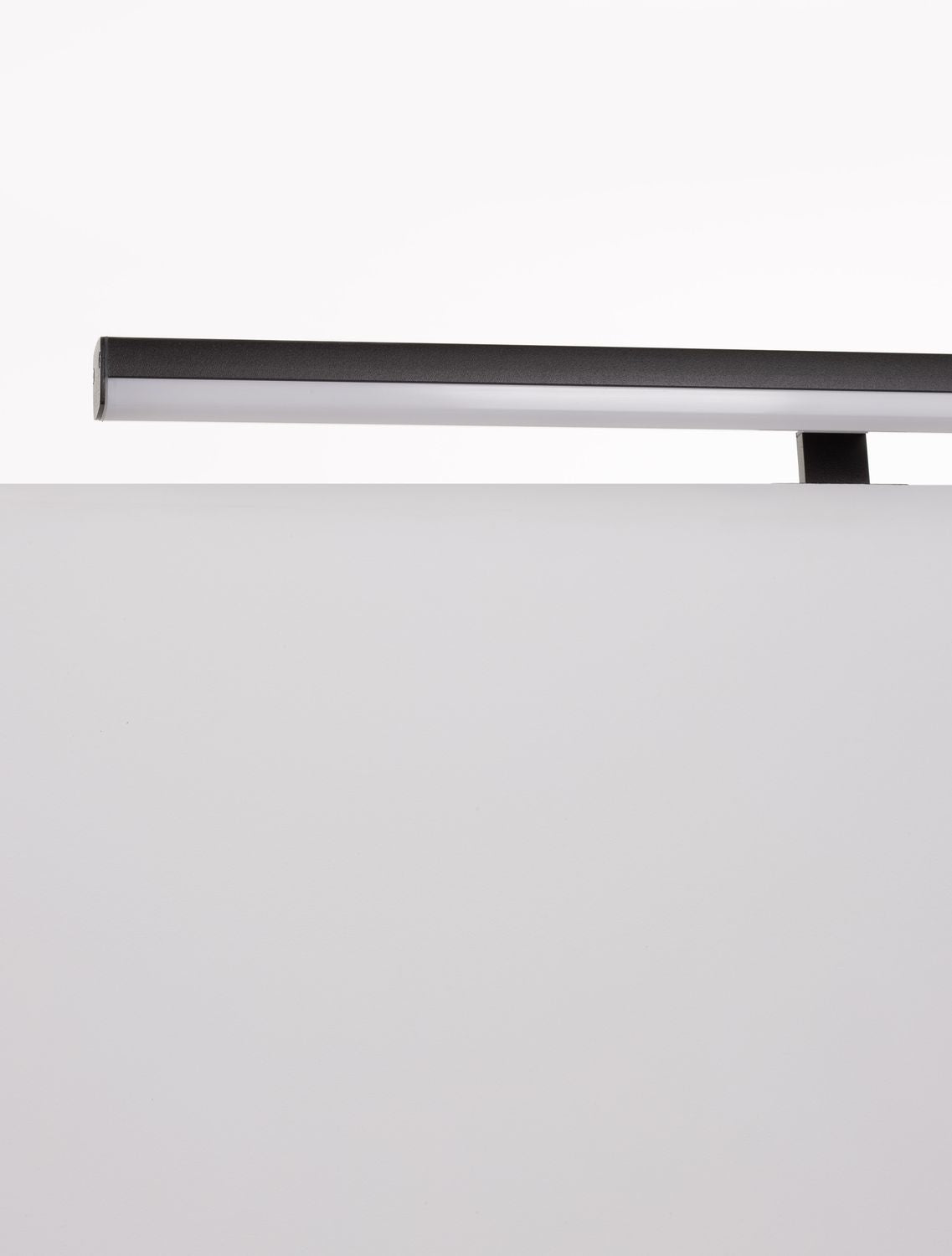 Détail de profil montrant le profil carré noir et le diffuseur arrondi
