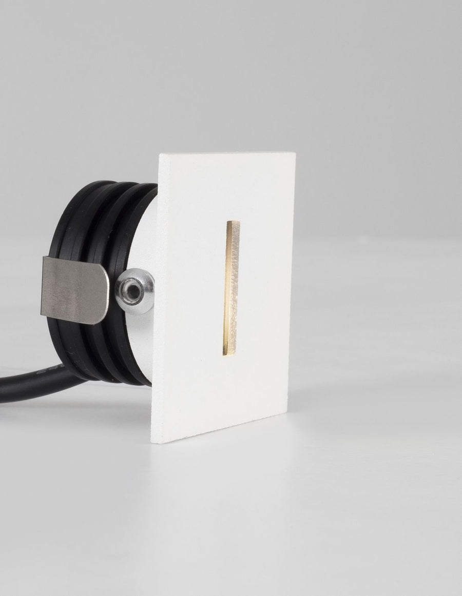 Vue de profil du bloc technique avec câble noir et patte inox