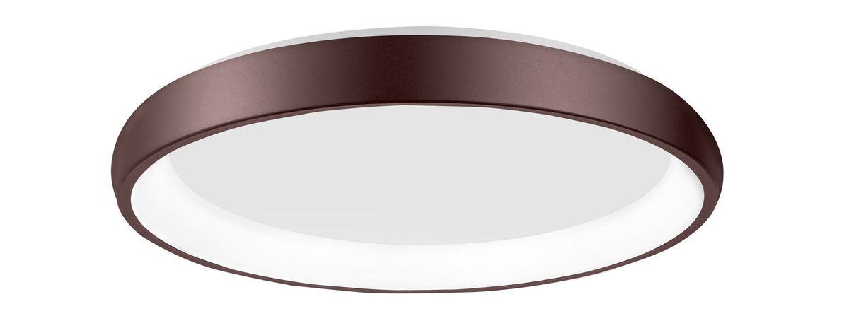 Vue de trois quarts du plafonnier rond au cerclage marron et diffuseur blanc