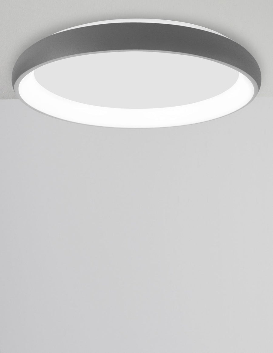 Plafonnier rond installé au plafond, anneau gris et diffuseur blanc lumineux