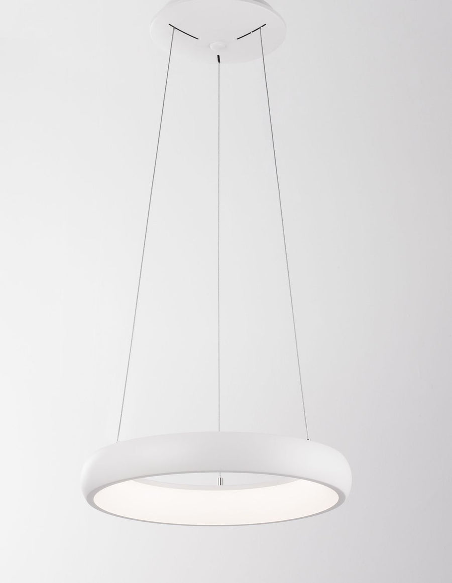 Suspension anneau blanche allumée diffusant une lumière douce vers le bas