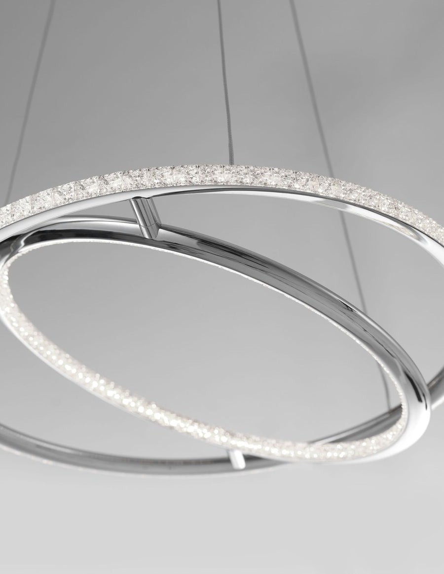 Détail rapproché de l'anneau serti de petits cristaux et de la finition chrome miroir