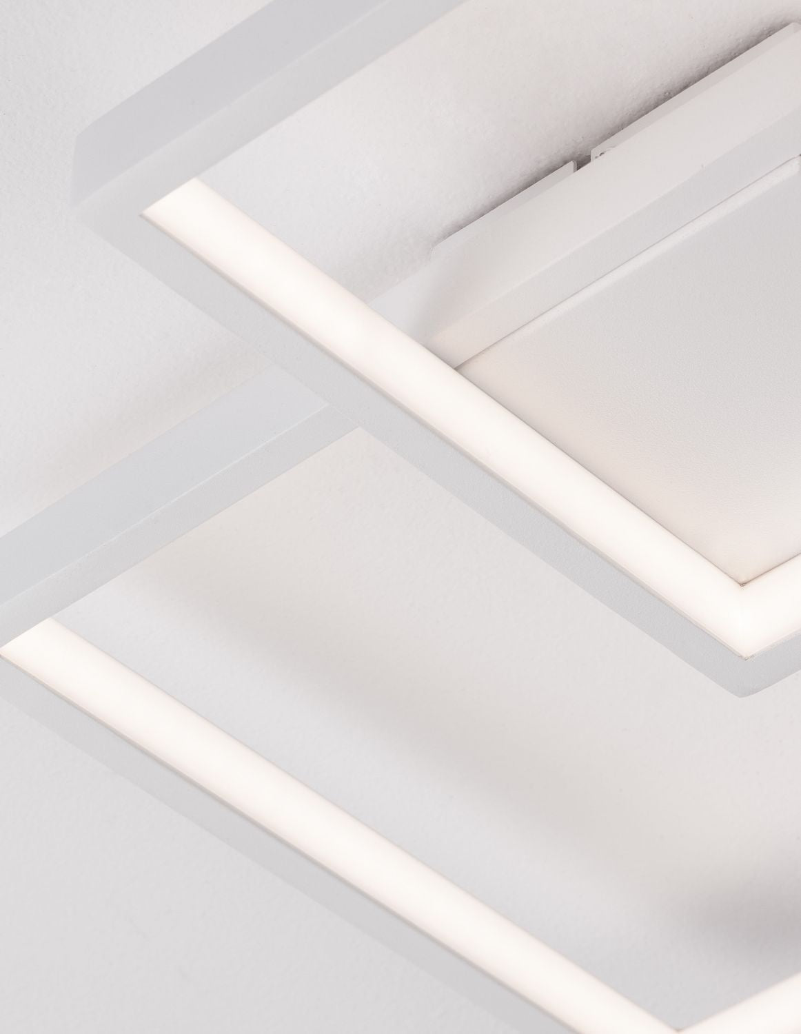 Gros plan en contre-plongée sur les anneaux carrés et le diffuseur lumineux