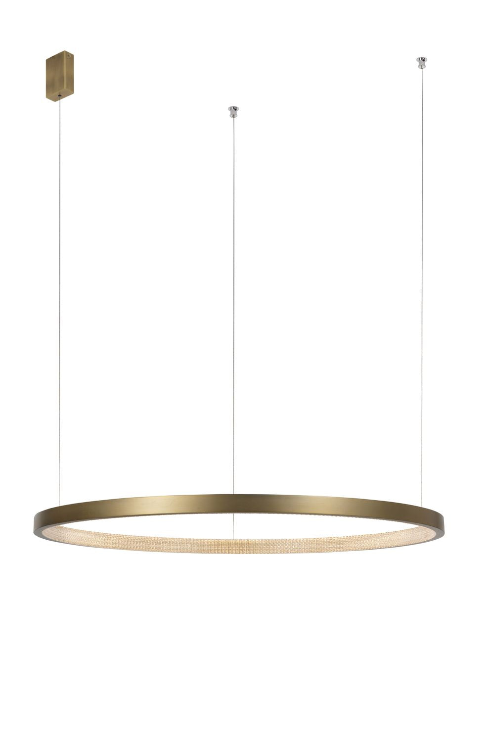 Produit de face sur fond blanc, anneau lumineux en laiton et fine suspension