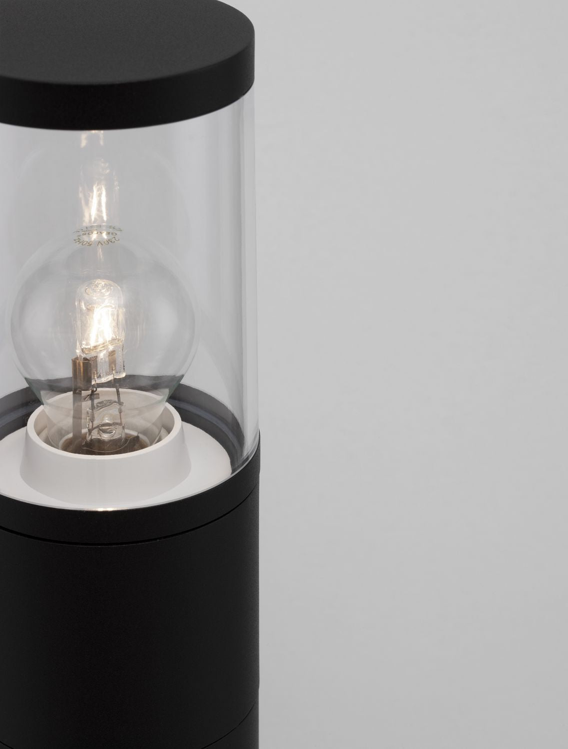Détail du haut de la borne avec ampoule sous une protection cylindrique transparente