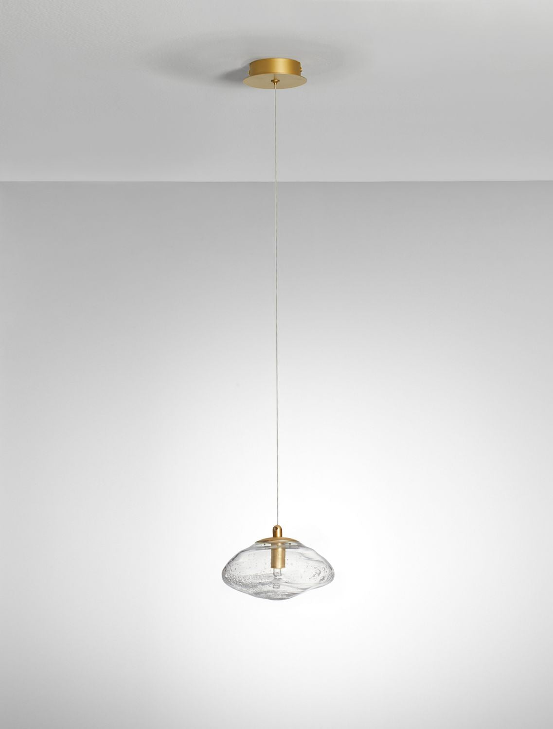 Suspension présentée sur fond gris clair, abat-jour en verre transparent bullé