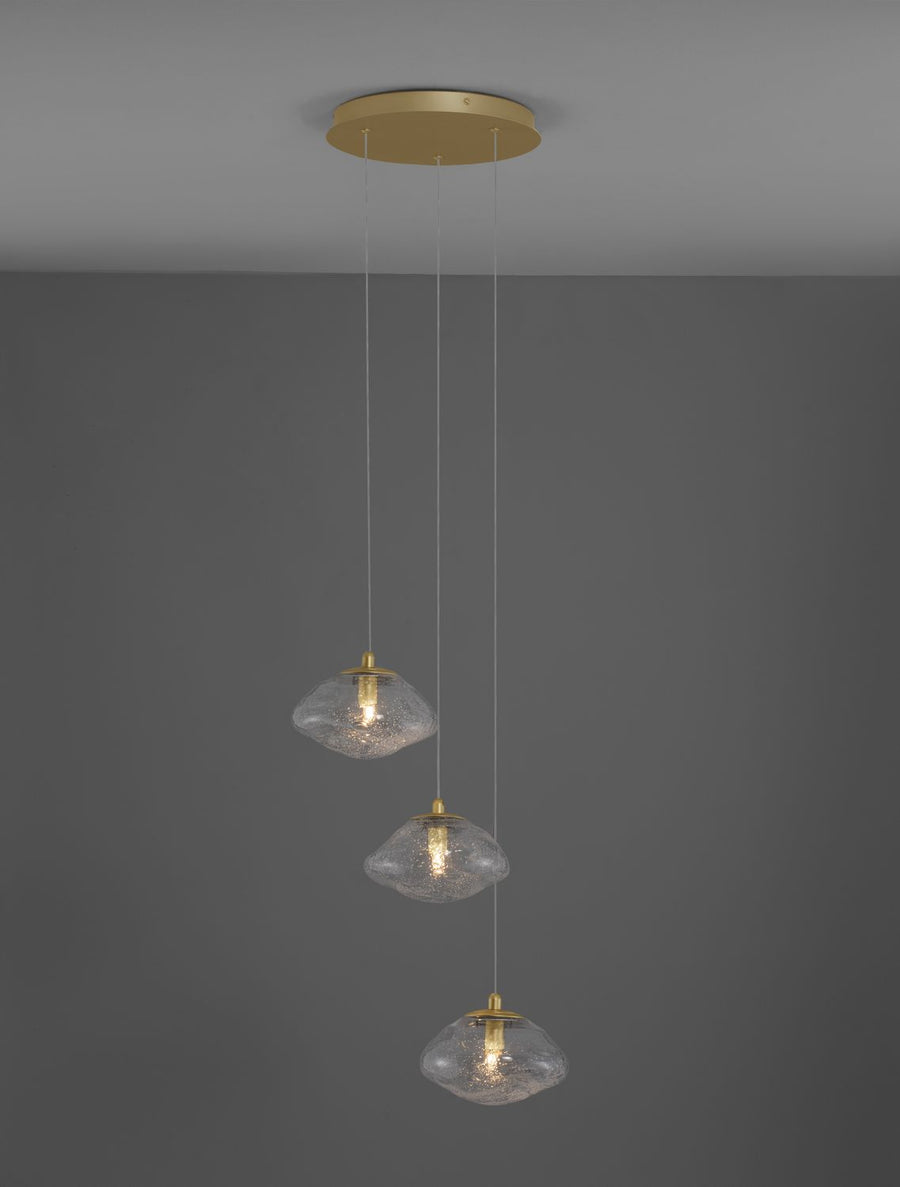 Vue sur fond gris foncé, éclairage chaud diffusé par les trois verres
