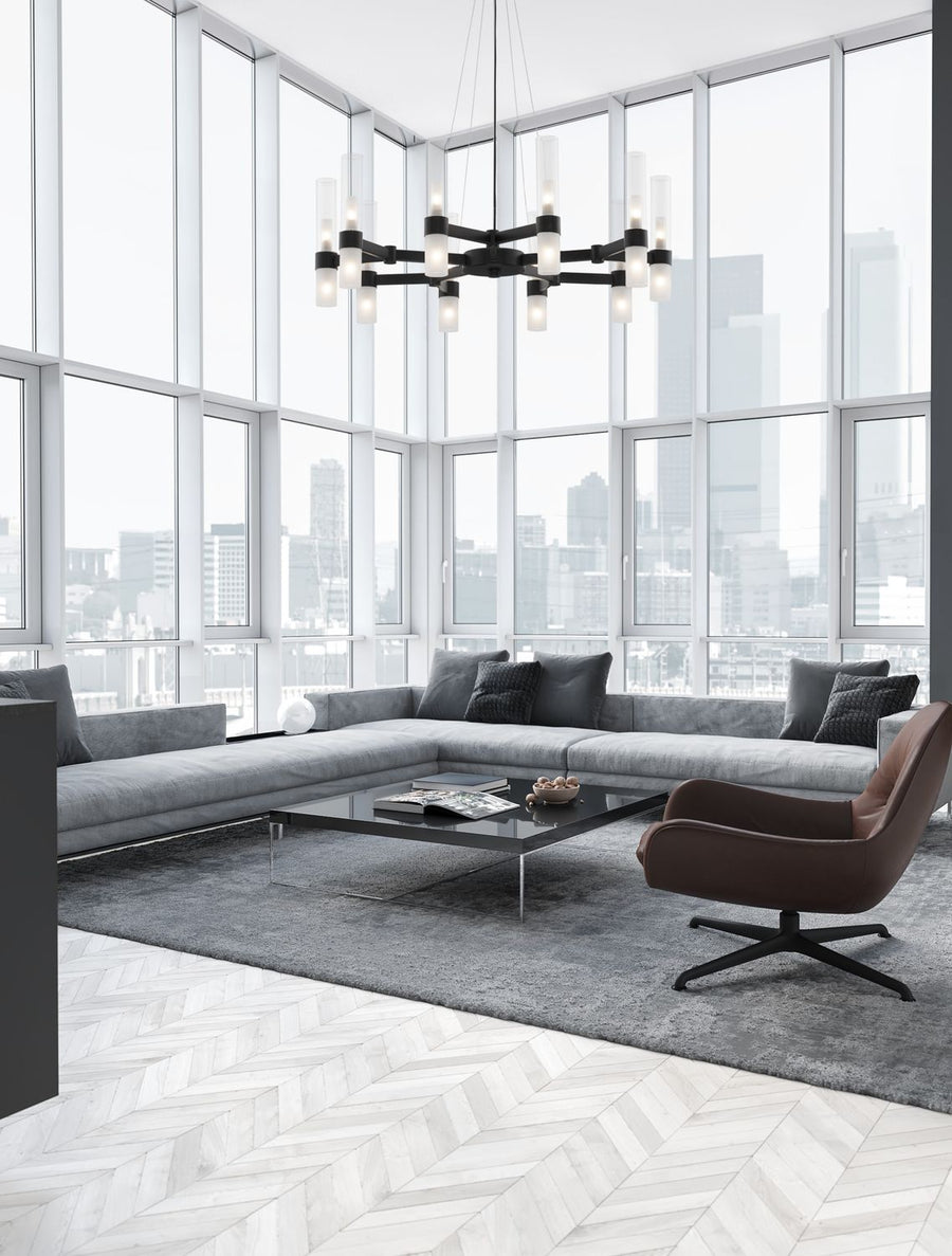 Suspension noire à douze lumières installée dans un salon contemporain avec vue urbaine.