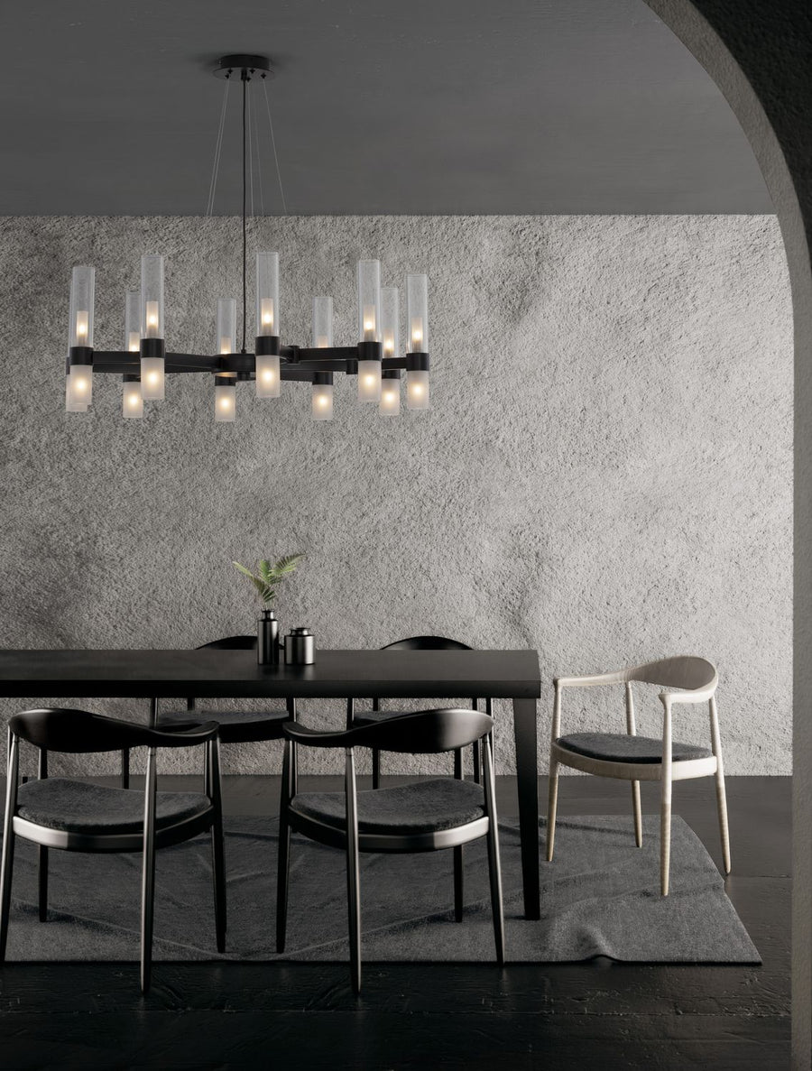 Suspension noire à vingt lumières installée au-dessus d'une table de salle à manger
