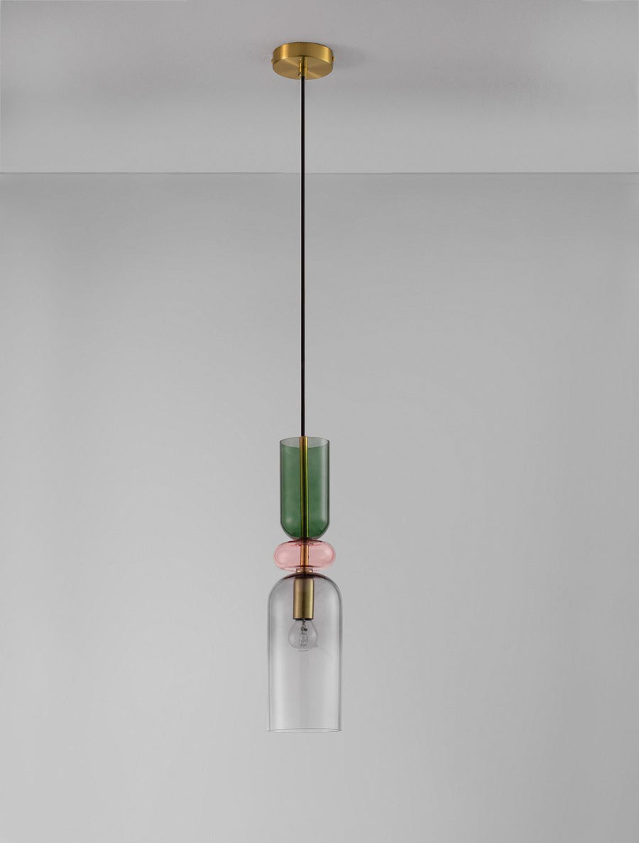 Suspension installée au plafond, vue de face sur mur gris, éclairage doux.
