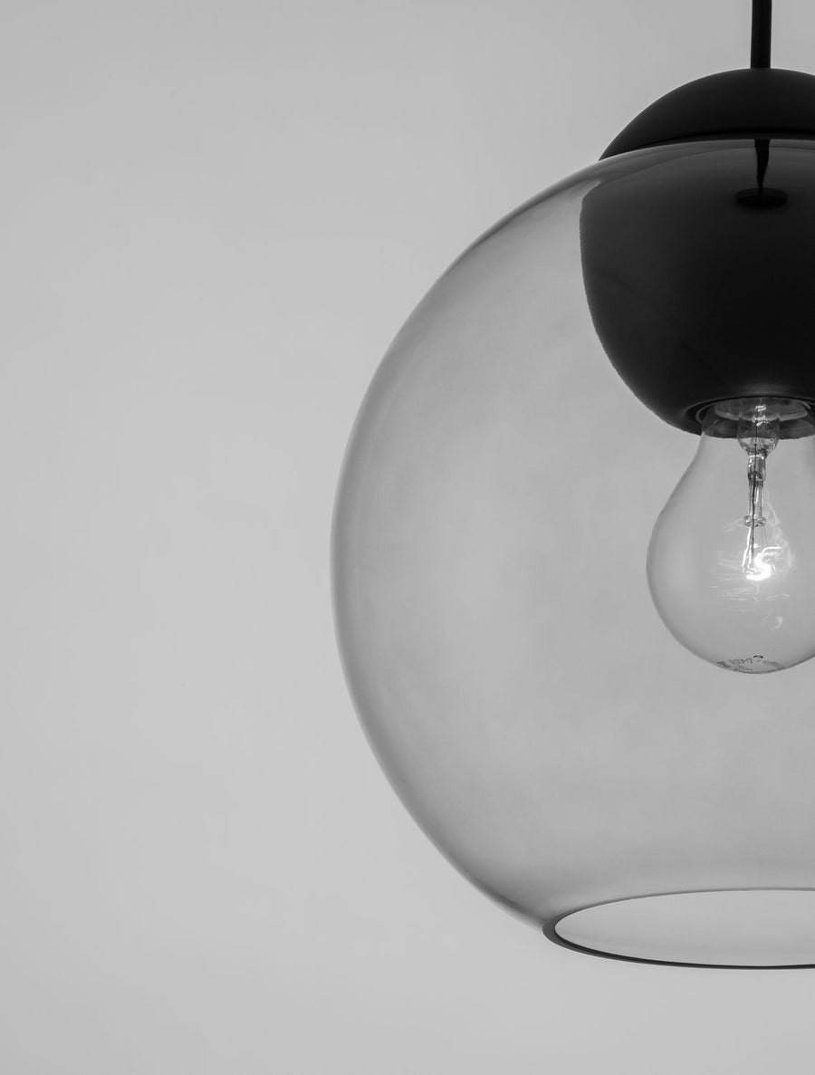 Gros plan détaillé sur le globe de verre et l'ampoule, cadrage rapproché