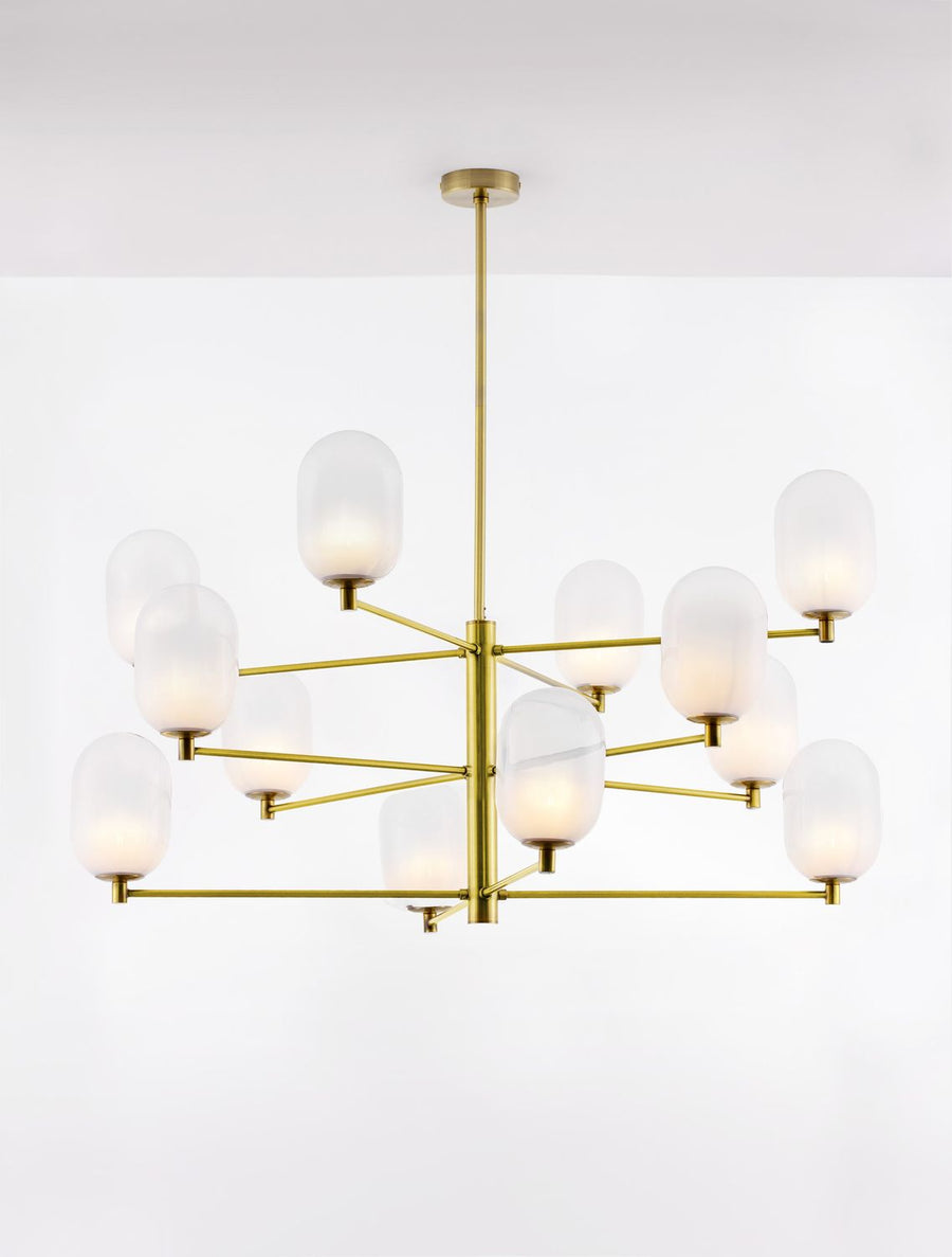 Le même luminaire allumé, diffusant une lumière chaude à travers les verres opalins