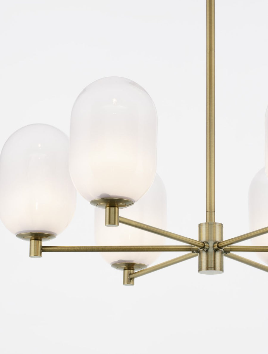 Détail des bras en laiton brossé et de la fixation des globes de verre