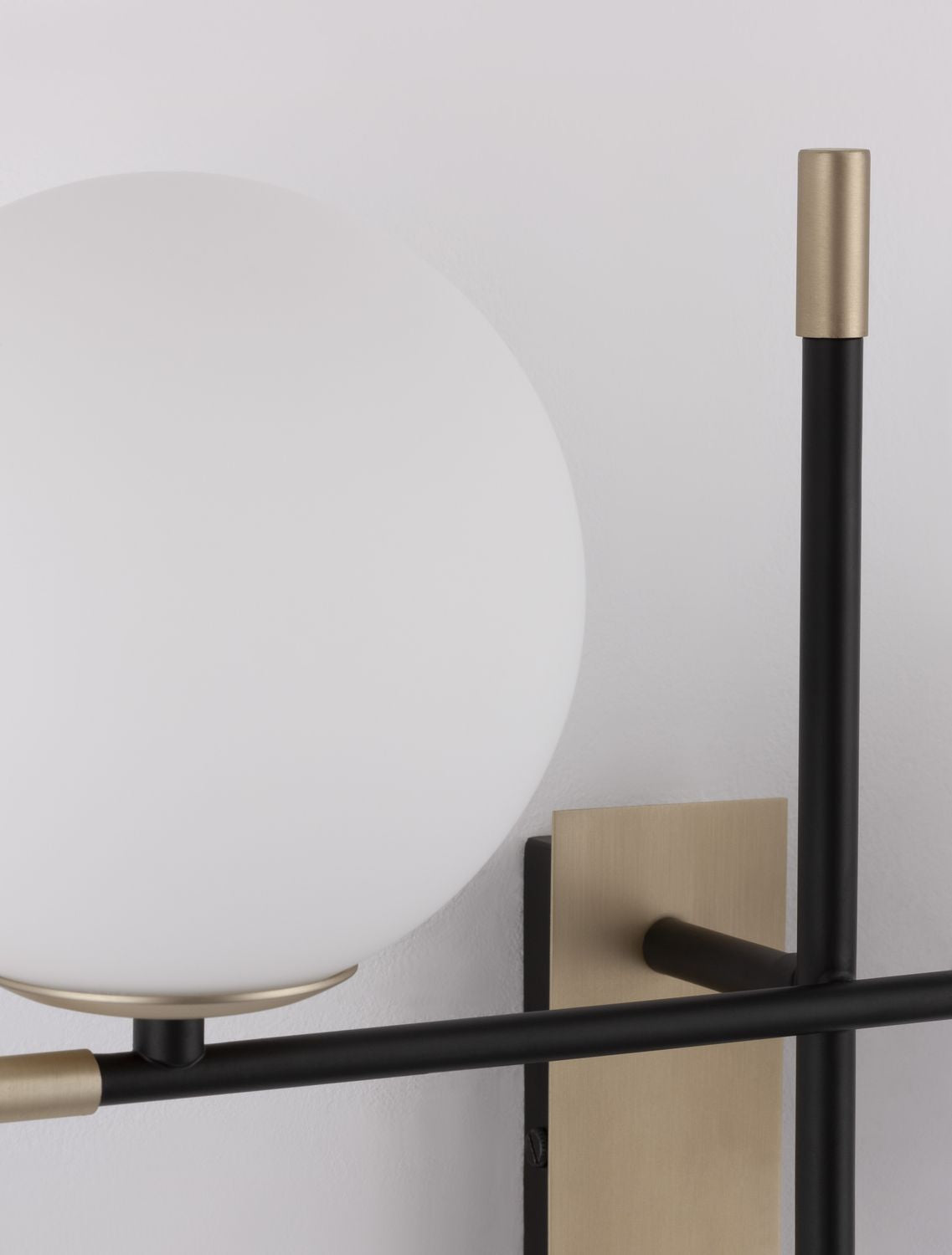 Détail rapproché du globe et du cache laiton sur la plaque dorée