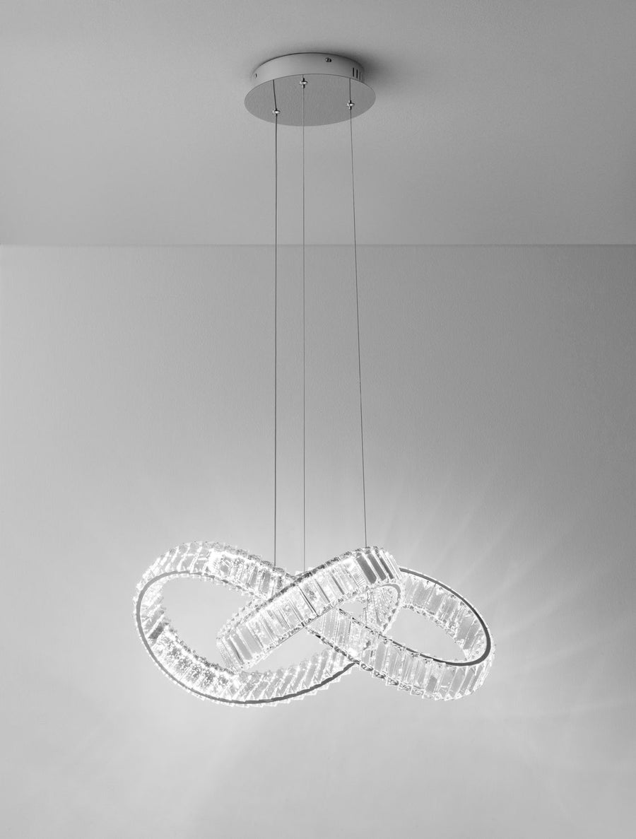 Vue rapprochée du luminaire fixé au plafond, câbles et cristaux visibles