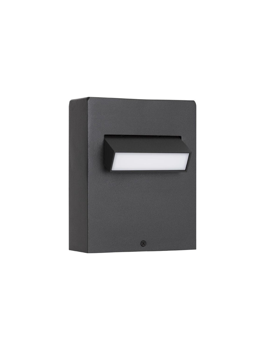 Vue de trois quarts du boîtier rectangulaire noir, produit éteint isolé sur fond blanc