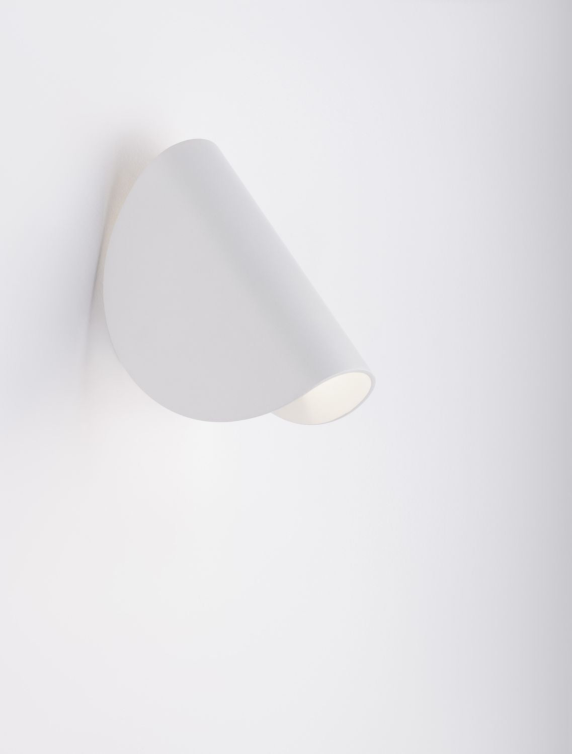 Vue de profil sur mur blanc, diffuseur orienté vers le sol
