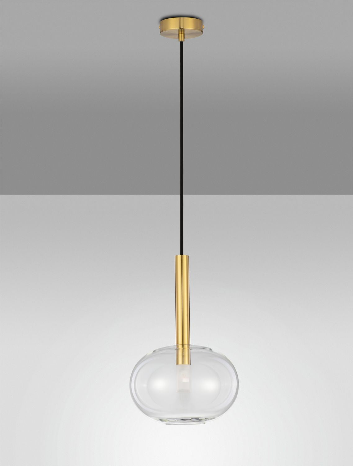 Produit entier suspendu sur fond gris, verre transparent éteint, tige laiton