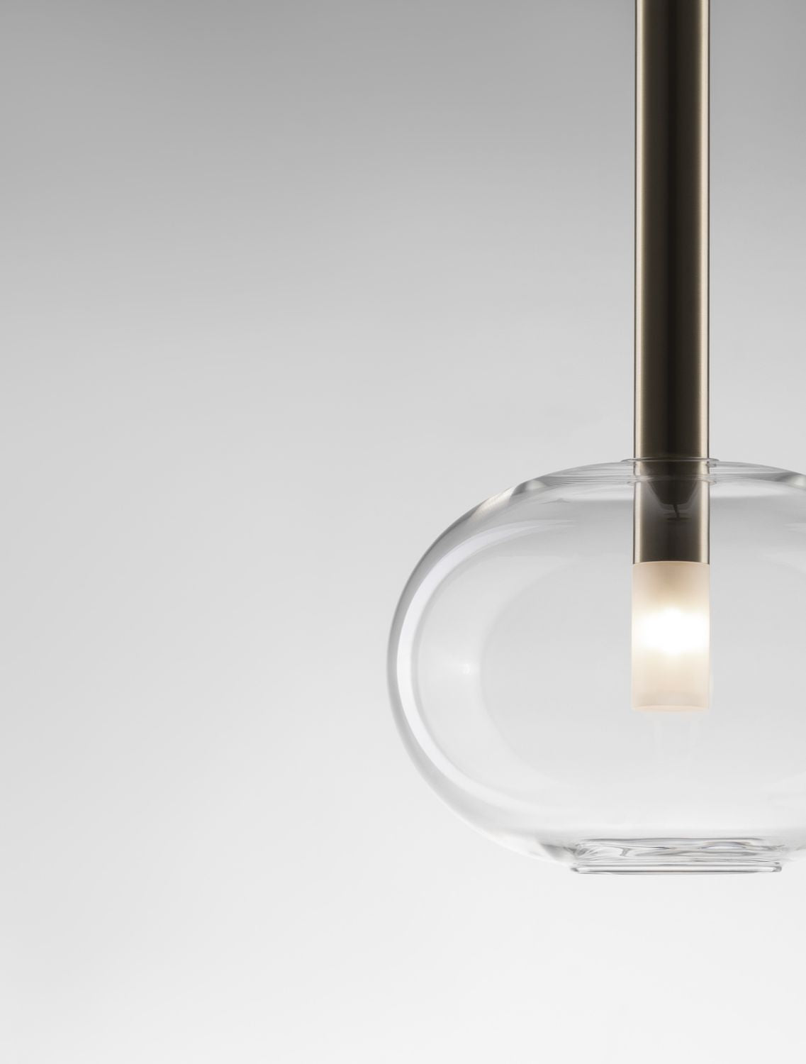 Gros plan sur le verre ovale et la tige métallique, ampoule allumée