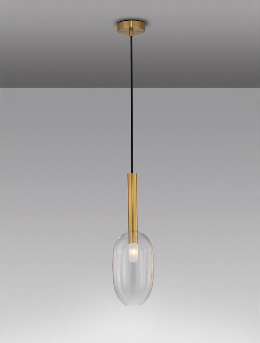 Suspension allumée sous un plafond, diffusant une lumière chaude dans le verre