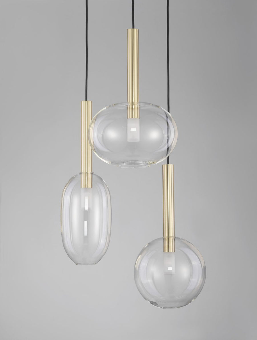 Détail des trois diffuseurs de verre soufflé transparent aux formes ovales et rondes