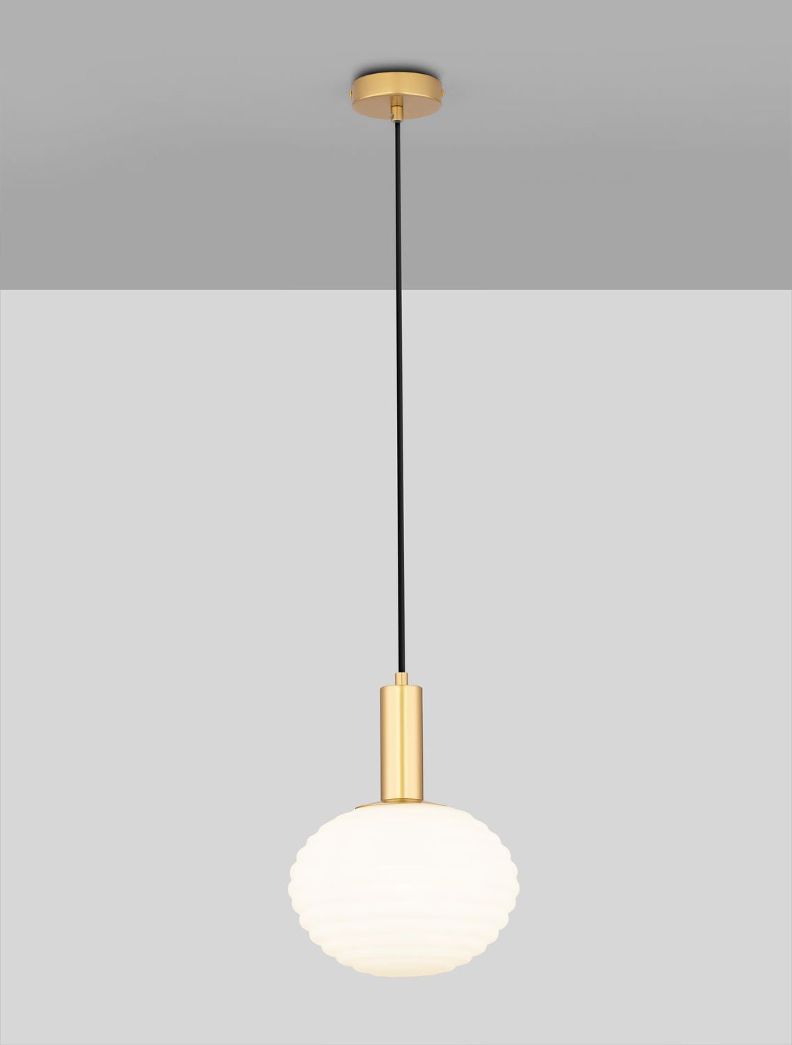 Même suspension allumée, diffusant une lumière chaude à travers le verre